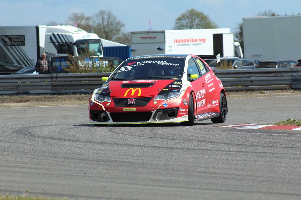 Simon Birch er klar til at give den gas igen, efter den skadede racer er blevet repareret igen
(Foto: JJ Media)